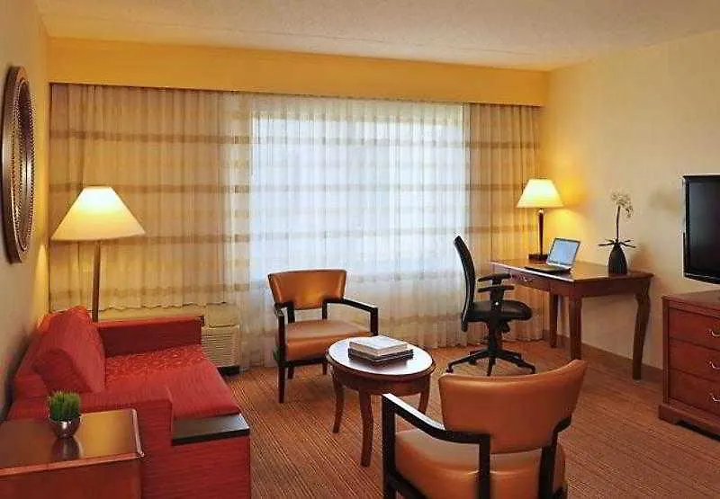 Courtyard Louisville Airport 3*,